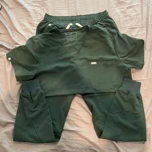 Men’s FIGS scrub set